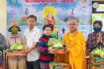 Chùa Thiên Nguyên tặng quà Vu Lan đến người dân địa phương
