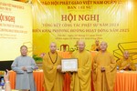 Thượng tọa Thích Quang Thạnh, Phó ban Trị sự kiêm Trưởng ban Giáo dục Phật giáo TP.HCM trao Bằng tuyên dương công đức của Ban Trị sự GHPGVN TP.HCM đến tập thể Ban Trị sự Phật giáo Q.12 hoàn thành tốt công tác Phật sự năm 2024