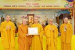 Thượng tọa Thích Thiện Quý trao Bằng tuyên dương công đức đến tập thể Ban Trị sự GHPGVN Q.3