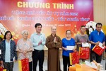 Thượng tọa Thích Nguyên Các, Phó trụ trì chùa Vĩnh Nghiêm, cùng ông Huỳnh Gia Giang, Chủ tịch UBMTTQVN Q.3 trao tặng quà Tết đến bà con trên địa bàn quận