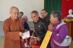 Thượng tọa Thích Quảng Hiền, trụ trì chùa Pháp Hoa đến trực tiếp các xã trên địa bàn tỉnh Đắk Nông tặng quà bà con đón Tết