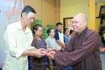 Thượng tọa Thích Thanh Phong, Trưởng ban Kinh tế - Tài chính T.Ư, trụ trì chùa Vĩnh Nghiêm trao quà Tết đến người dân khó khăn TP.HCM