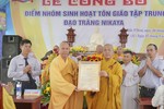 Thượng tọa Thích Quảng Hiền trao quyết định thành lập điểm sinh hoạt tôn giáo tập trung Đạo tràng Nikaya