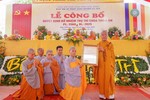 Thượng tọa Thích Quảng Hiền trao quyết định bổ nhiệm trụ trì chùa Thiên Ân đến Sư cô Thích nữ Tịnh Viễn