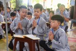 Các em nhỏ tụng kinh tại khóa tu chùa Linh Quang