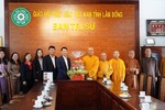 Ông Bùi Huy Thành trao quà chúc mừng Ban Trị sự GHPGVN tỉnh Lâm Đồng