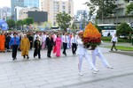 Đoàn đại biểu dự Đại hội MTTQVN TP.HCM lần thứ I, nhiệm kỳ 2025-2030 thành kính dâng hoa tưởng niệm Chủ tịch Hồ Chí Minh - Ảnh: Bảo Toàn/BGN