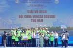 Ban Tổ chức trao cúp vô địch đến đội Vongsa Sousdei Thứ Năm (An Giang) 