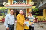 Thượng tọa Thích Duy Trấn trao học bổng, quà Tết cho hai mẹ con chị Ngọc 
