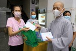 Ni sư Thích nữ Như Hiền, trụ trì chùa Bồ Đề Lan Nhã trao tặng lì xì đến bà con trong những ngày dịch Covid-19 