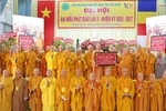 Hòa thượng Thích Thiện Nhơn trao tặng khánh vàng, cùng lời chúc “Phật sự viên thành” đến tân Ban Trị sự GHPGVN tỉnh Tiền Giang nhiệm kỳ 2022-2027