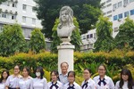 Học bổng được trao tại tượng đài Liệt nữ Quách Thị Trang