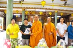 Chư Tăng tịnh xá Lộc Uyển trao quà để người dân đón Tết Nguyên đán