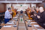 Chư tôn đức cử hành nghi thức niệm Phật trước khi phiên họp bắt đầu