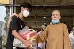 Hòa thượng Thích Thiện Ngộ tặng quà đến người khiếm thị khó khăn trên địa bàn TP.HCM