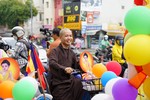 Đại đức Thích Minh Thạnh, Chánh Thư ký Ban Trị sự GHPGVN Q.6 tham gia đoàn diễu hành xe đạp hoa 