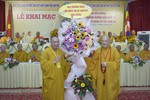 Hòa thượng Thích Khế Chơn đón nhận lẵng hoa chúc mừng từ Ban Thường trực Hội đồng Trị sự 