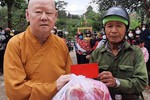 Hòa thượng Thích Duy Trấn tặng 800 phần quà để đồng bào dân tộc đón Tết - Ảnh: Minh Lương