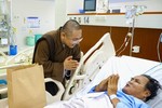 Niềm hạnh phúc của bệnh nhân khi được Đại đức Thích Tâm Nhơn đến thăm, động viên - Ảnh: Hạnh Ý/BGN