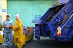 Hòa thượng Thích Duy Trấn lì xì, chúc lành đến anh em lao công - Ảnh: H.Y/ BGN