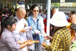Những phần quà lì xì chia sẻ yêu thương được Ni sư Thích nữ Chúc Mỹ - trụ trì chùa Phật Bửu trao - Ảnh: H.Ý/BGN