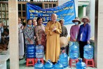 Hòa thượng Thích Duy Trấn phát biểu trong chương trình “Giọt nước nghĩa tình” tại H.Gò Công Đông, Tiền Giang