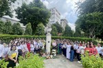 Nữ sinh, Thầy cô giáo chụp ảnh lưu niệm cùng PGS.TS Nguyễn Thiện Tống tại Tượng đài Quách Thị Trang 