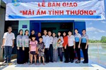 Đoàn dâng hoa Hữu Thiện bàn giao mái ấm tình thương đến gia đình bà Nguyễn Thị Thôi - Ảnh: D.H.H.T