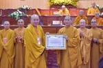 Hòa thượng Thích Thiện Thống trao Bằng tuyên dương công đức của GHPGVN đến Hòa thượng Thích Quảng Tùng, Trưởng ban Từ thiện xã hội T.Ư - Ảnh: Quảng Đạo 