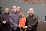 Hòa thượng Thích Thiện Thống trao quyết định Trưởng ban Điều phối tình nguyện viên Đại lễ Vesak Liên Hiệp Quốc 2025 của Hội đồng Trị sự đến Thượng tọa Thích Quang Thạnh