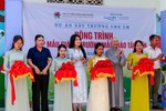Ni sư Thích nữ Huệ Dâng, Phật tử Hạnh Hiếu, cùng các cô giáo, Chủ tịch xã Ia Lâu cắt băng khánh thành lớp học mầm non mới - Ảnh: Lê Miền Nam 