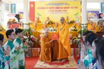 Thượng tọa Thích Quảng Lộc trao quyết định bổ nhiệm trụ trì chùa Phước Vân đến Đại đức Thích Đức Lộc