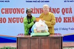 Hòa thượng Thích Duy Trấn trao 500 phần quà đến người dân tại tỉnh Quảng Ngãi vào ngày 13-9