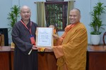 Thượng tọa Thích Phước Đạt đại diện Hội đồng tuyển sinh trao bộ đề thi được niêm phong đến Thượng tọa Thích Giác Hoàng, Tổng Giám thị Hội đồng coi thi