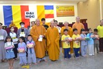 Hòa thượng Thích Nhựt Hỷ cùng chư tôn đức Ban Hoằng pháp GHPGVN TP.HCM tặng quà đến các em học sinh, sinh viên - Ảnh: Nguyên Tài/BGN