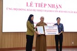 Thượng tọa Thích Tâm Chơn, Trưởng ban Trị sự GHPGVN Q.Bình Thạnh ủng hộ 50 triệu đồng hỗ trợ đồng bào bị thiệt hại do bão số 3 - Ảnh: Tuệ Chi