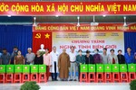 Thượng tọa Thích Tâm Chơn, Trưởng ban Trị sự GHPGVN Q.Bình Thạnh tặng quà đến các hộ dân khó khăn vùng biên giới Tân Biên