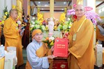 Thượng tọa Thích Thiện Quý trao quyết định bổ nhiệm Sư cô Thích nữ Tâm Đạo trụ trì Pháp Hoa thiền viện (Q.Bình Thạnh, TP.HCM)