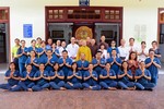 Các y, bác sĩ Phòng khám từ thiện Y học cổ truyền Tường Vân lưu niệm cùng chư Tăng