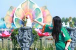 Đại biểu tham dự Đại lễ Vesak Liên Hiệp Quốc 2025 thực hiện nghi thức Tắm Phật - Ảnh: Trung Thắng