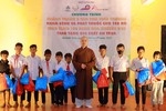 Đại đức Thích Nguyên Bình, phó trụ trì chùa Diệu Pháp tặng quà đến các em học sinh dân tộc Raglai hiếu học