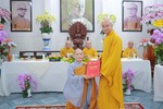 Thượng tọa Thích Thiện Quý trao quyết định bổ nhiệm trụ trì chùa Vạn Hạnh đến Sư cô Thích nữ Hoàn Tráng - Ảnh: Nguyên Tài/BGN