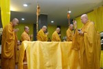 Hòa thượng Thích Lệ Trang cử hành nghi thức sái tịnh kim quan Trưởng lão Hòa thượng Thích Thiện Tánh tân viên tịch - Ảnh: Bảo Toàn/BGN