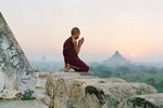 Một chú tiểu đang cầu nguyện tại Bagan, Myanmar