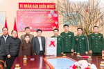 Thăm và tặng quà Tết cho các chiến sĩ bộ đội biên phòng