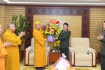 Hòa thượng Thích Thanh Nhiễu - Phó Chủ tịch Thường trực Hội đồng Trị sự GHPGVN tặng hoa chúc mừng Bộ Công an nhân dịp năm mới
