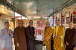 Hòa thượng Thích Minh Ngạn thay mặt Ni trưởng Nhẫn Liên nhận quà Tết của Ban Trị sự GHPGVN TP.Biên Hòa