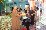 Chư tôn đức chùa Linh Quang trao tận tay quà cho bà con