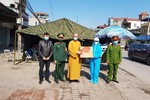 Thượng tọa Thích Nguyên Thành tặng quà Tết cho cán bộ, chiến sĩ tuyến đầu chống dịch Covid-19 ở tỉnh Thái Nguyên