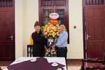 Ông Nguyễn Đăng Kiên, Trưởng ban Tôn giáo tỉnh tặng hoa chúc mừng tới Hòa thượng Thích Thanh Quyết 
